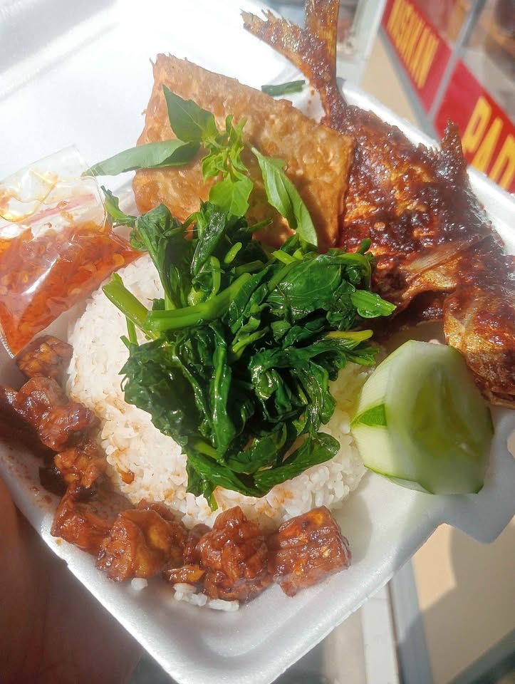 Nasi ikan bumbu dan lainnya