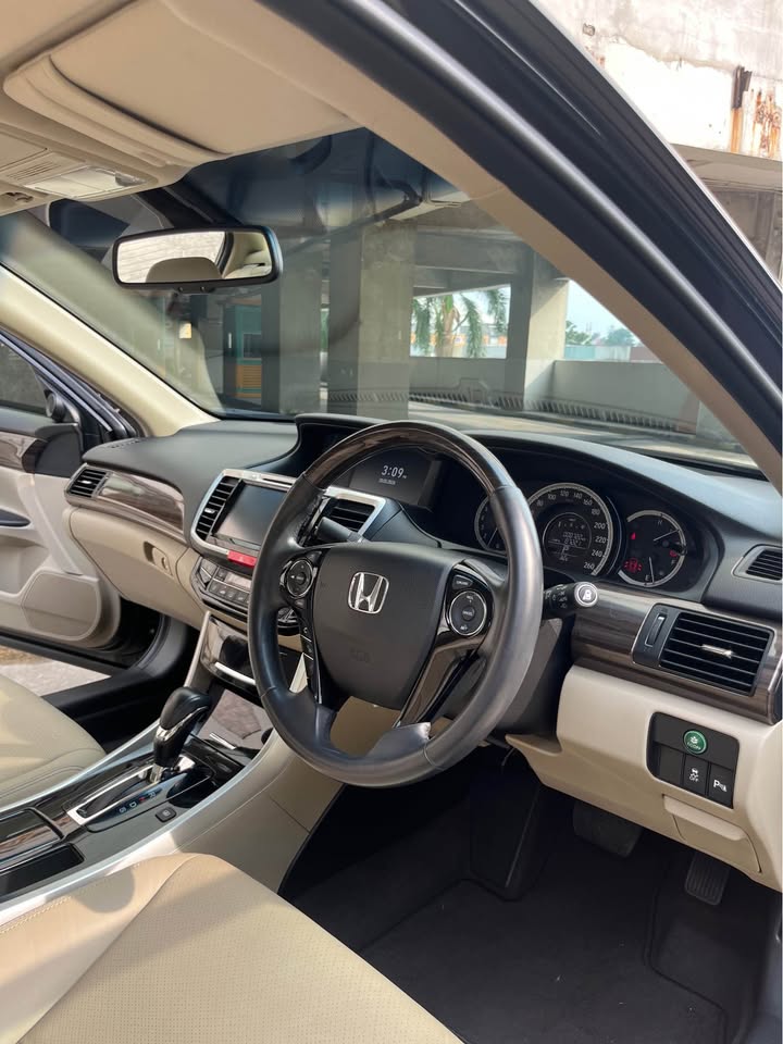 2016 Honda accord low km 8rb