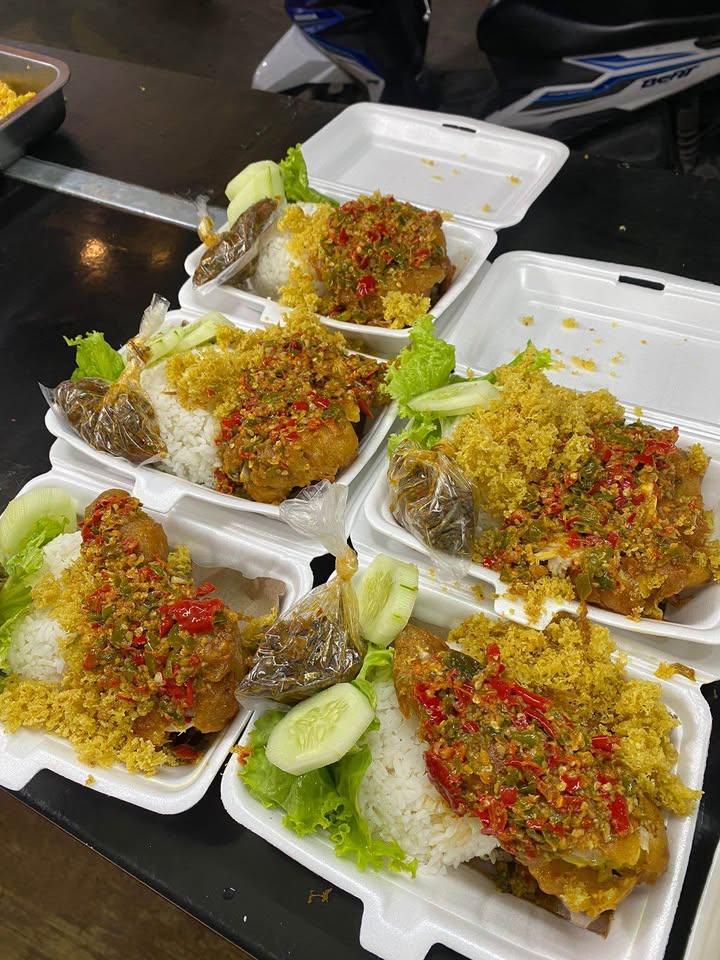 nasi ayam geprekkkk jengkoll dan nasi ayam pecak ijoo