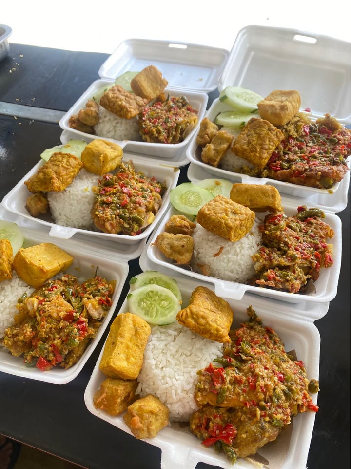 nasi ayam geprekkkk jengkoll dan nasi ayam pecak ijoo
