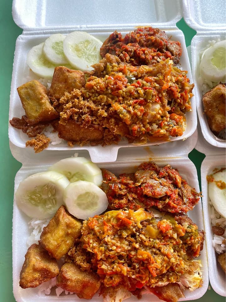 nasi ayam geprekkkk jengkoll dan nasi ayam pecak ijoo