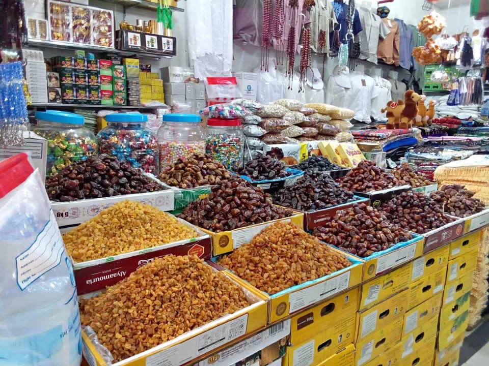 MENYEDIAKAN OLEH-OLEH KHAS MAKKAH