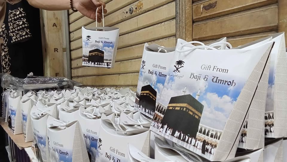 MENYEDIAKAN OLEH-OLEH KHAS MAKKAH