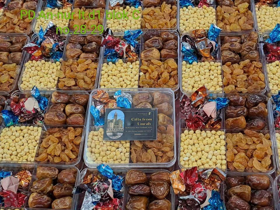 MENYEDIAKAN OLEH-OLEH KHAS MAKKAH