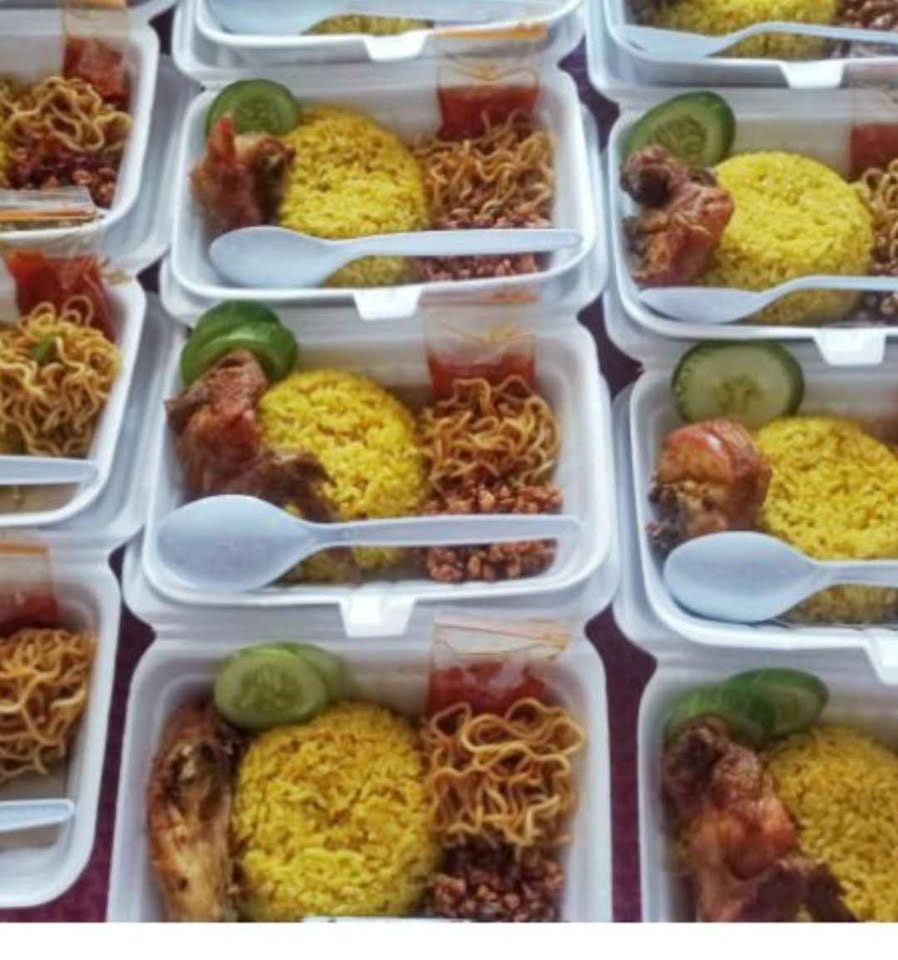Di Jual Nasi kuning ayam bumbu