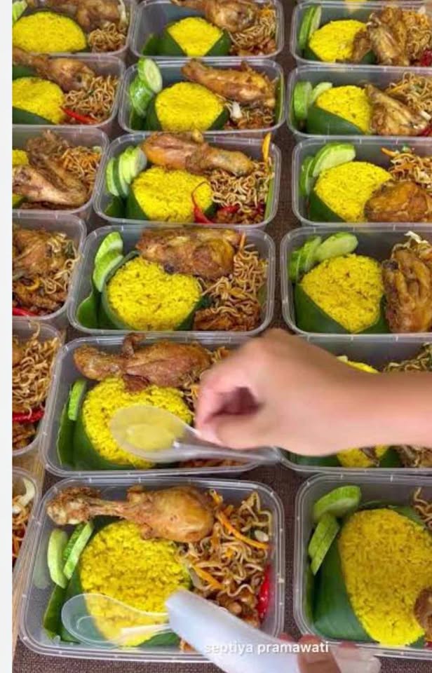 Di Jual Nasi kuning ayam bumbu