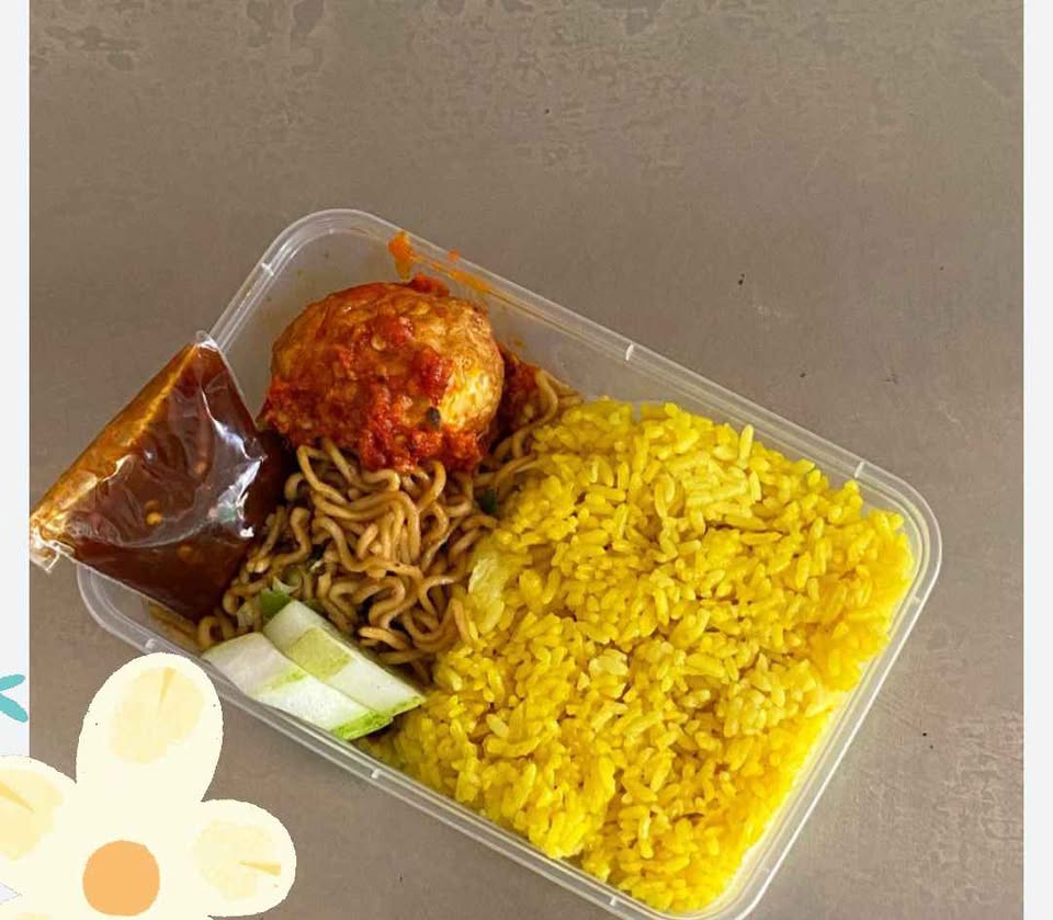 Di Jual Nasi kuning ayam bumbu