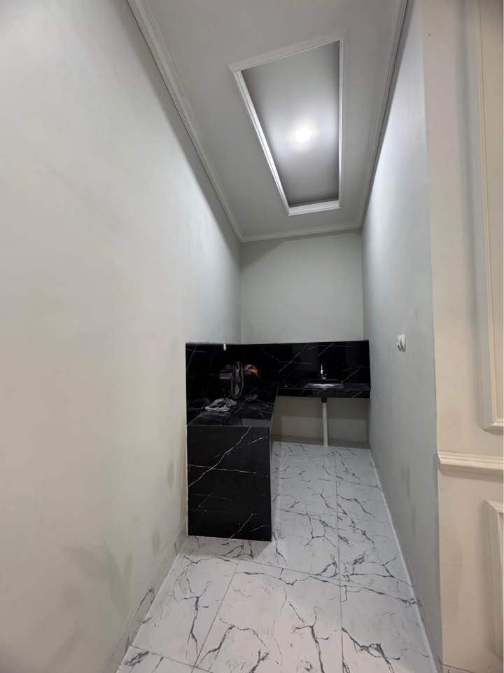 DIJUAL RUMAH 2 LANTAI SIAP HUNI