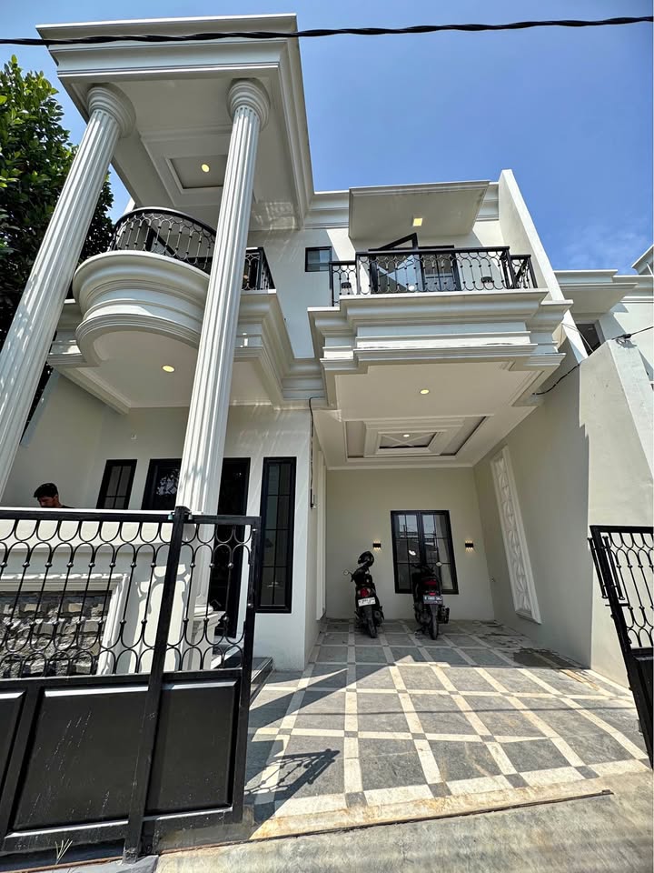 DIJUAL RUMAH 2 LANTAI SIAP HUNI