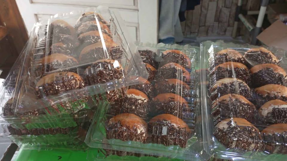 Makanan murah meriah, kita sedia donat coklat,keju,kacang,putu dan juga ada bombo