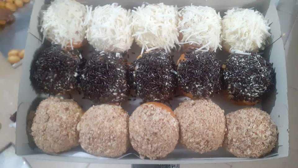 Makanan murah meriah, kita sedia donat coklat,keju,kacang,putu dan juga ada bombo