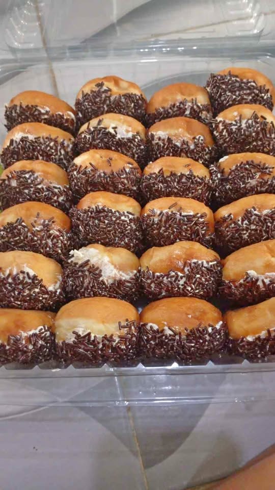 Makanan murah meriah, kita sedia donat coklat,keju,kacang,putu dan juga ada bombo