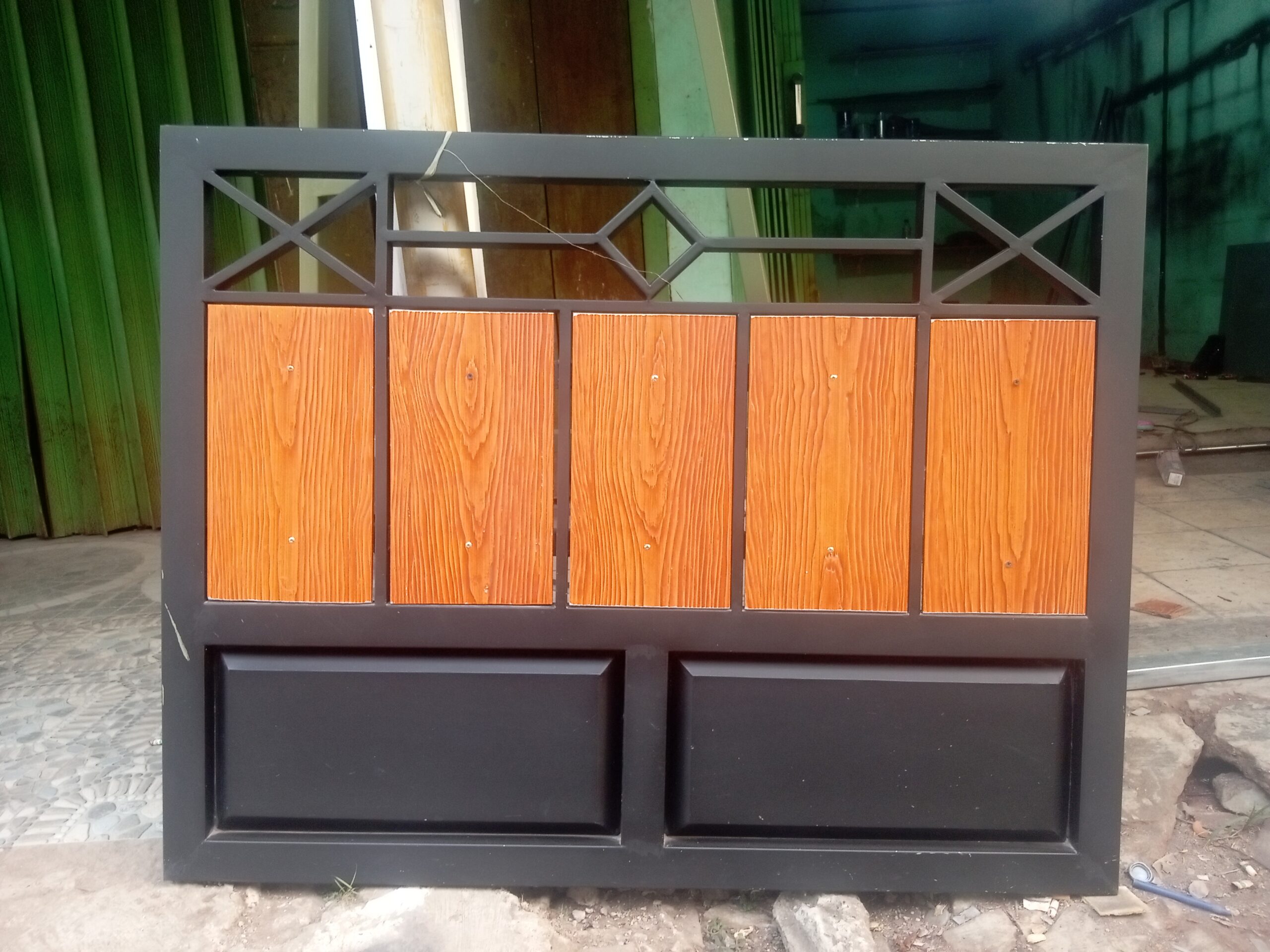 Pagar Besi Minimalis Motif Kayu