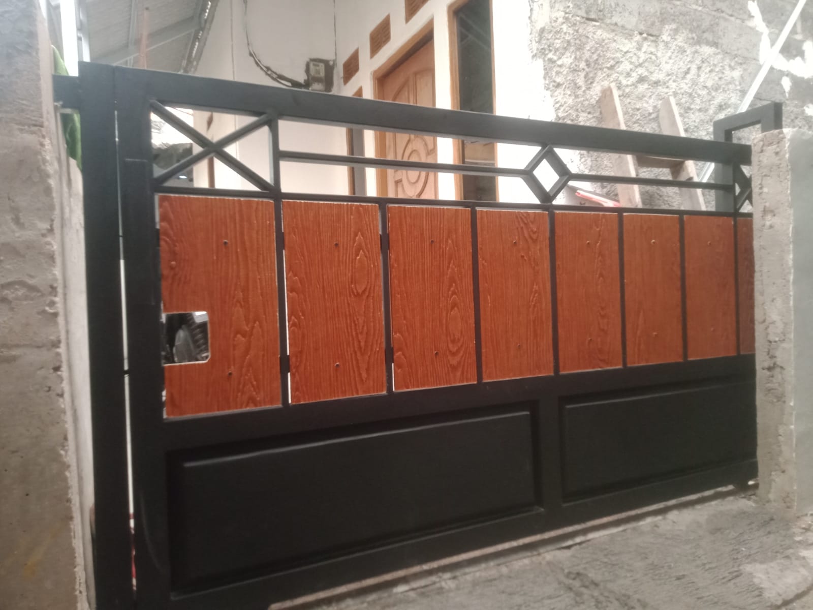Pagar Besi Minimalis Motif Kayu