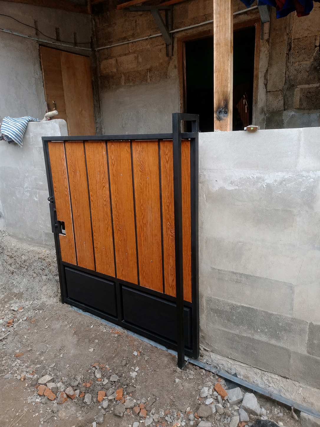 Pagar Besi Minimalis Motif Kayu