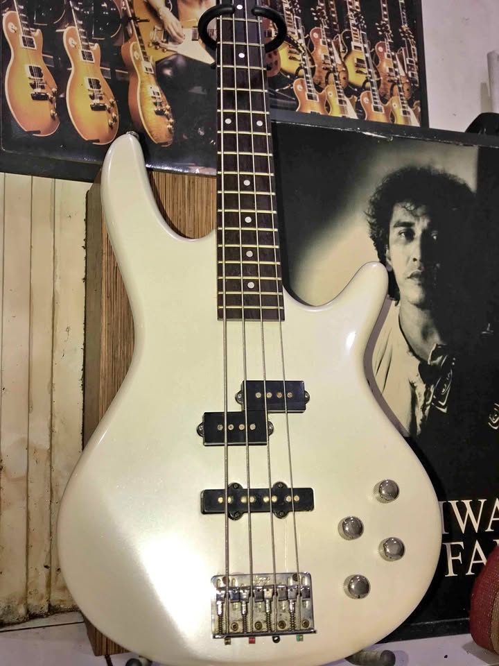 GITAR IBANEZ ORIGINAL (BEKAS – LIKE NEW)! 🎸