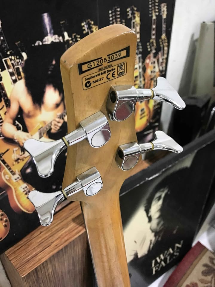 GITAR IBANEZ ORIGINAL (BEKAS – LIKE NEW)! 🎸