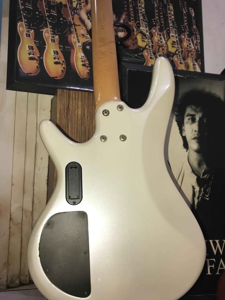 GITAR IBANEZ ORIGINAL (BEKAS – LIKE NEW)! 🎸