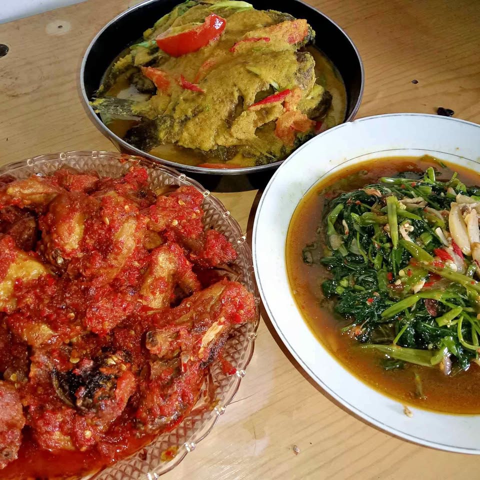 Sedia Aneka Makanan Rantangan