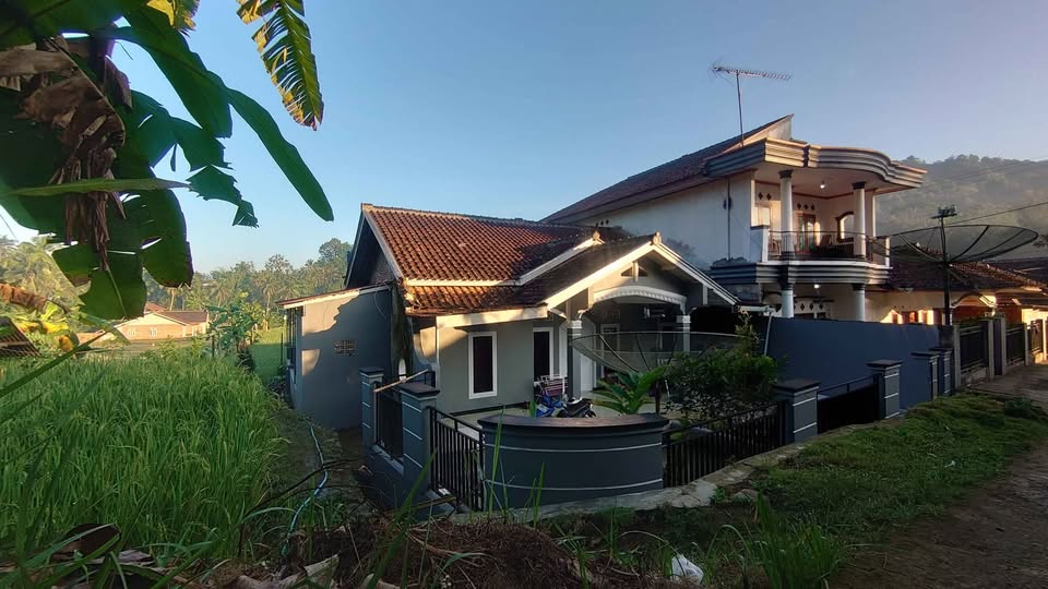 Rumah Beserta Sawah Dengan Panorama Alam Yang Indah