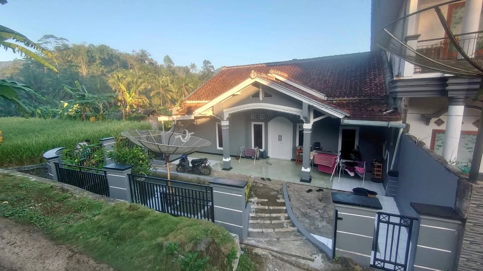 Rumah Beserta Sawah Dengan Panorama Alam Yang Indah