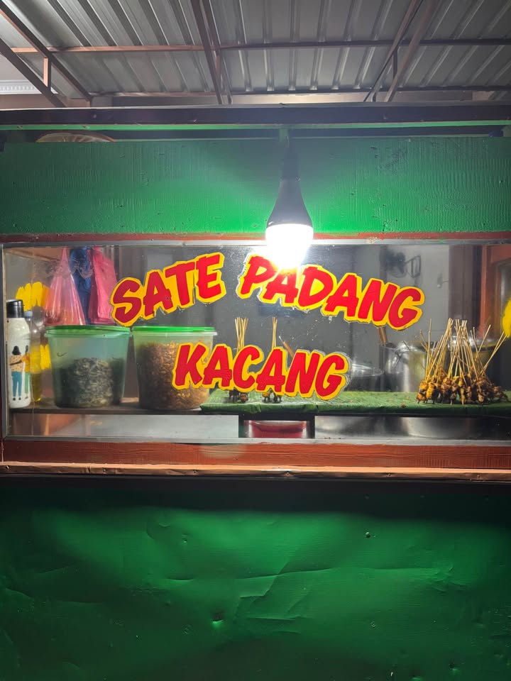 Tersedia makanan : – Martabak Telur – Roti Cane – Sate Padang – Sate Kacang