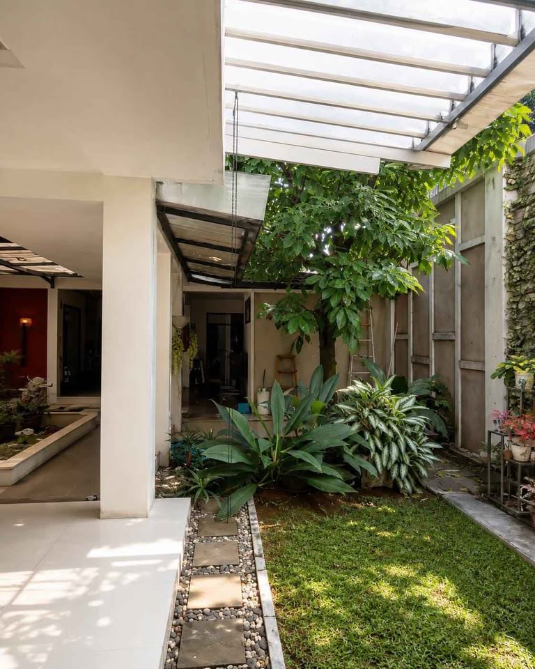 Dijual Rumah Hunian Premium Halaman Luas Sangat Terawat !!Luas tanah 400 an