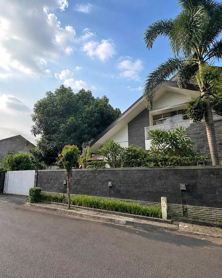 Dijual Rumah Hunian Premium Halaman Luas Sangat Terawat !!Luas tanah 400 an