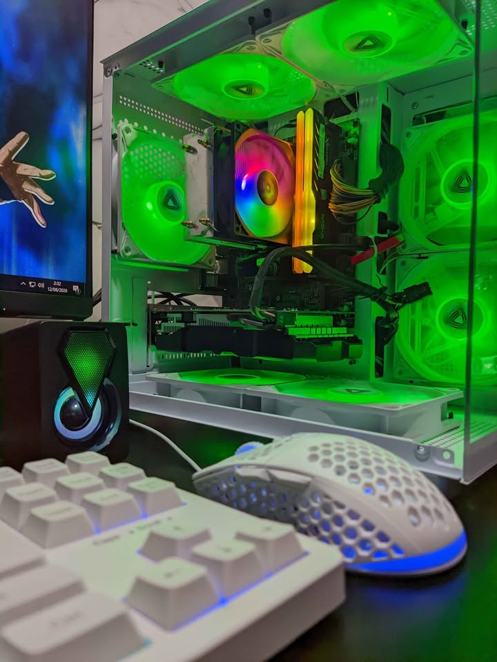 PC GAMING EDITING • I7 7700 • 16GB RAM • 256GB SSD • 2TB HARDISK • RADEON RX 580 • LAYAR 24INCH