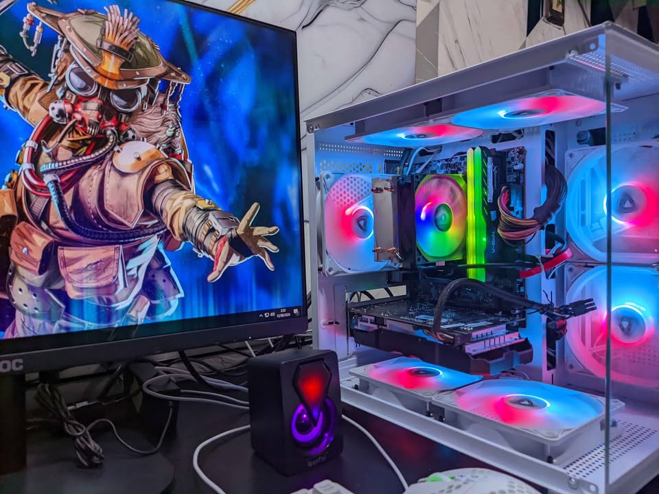 PC GAMING EDITING • I7 7700 • 16GB RAM • 256GB SSD • 2TB HARDISK • RADEON RX 580 • LAYAR 24INCH