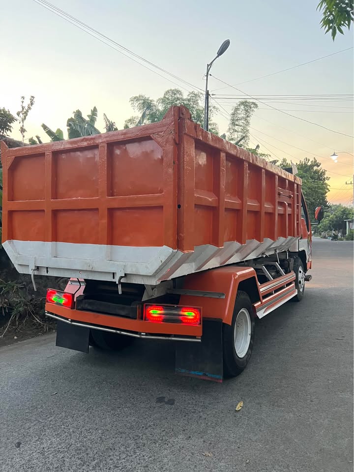 2011 Isuzu Isuzu Elf · Truck