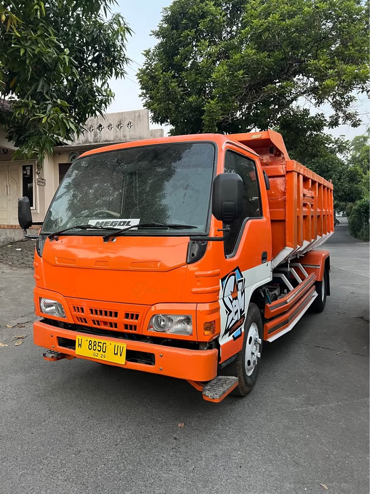 2011 Isuzu Isuzu Elf · Truck