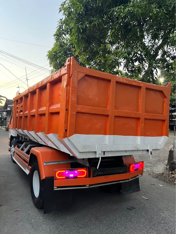 2011 Isuzu Isuzu Elf · Truck