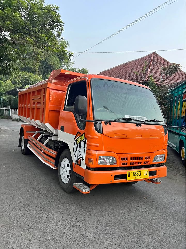 2011 Isuzu Isuzu Elf · Truck