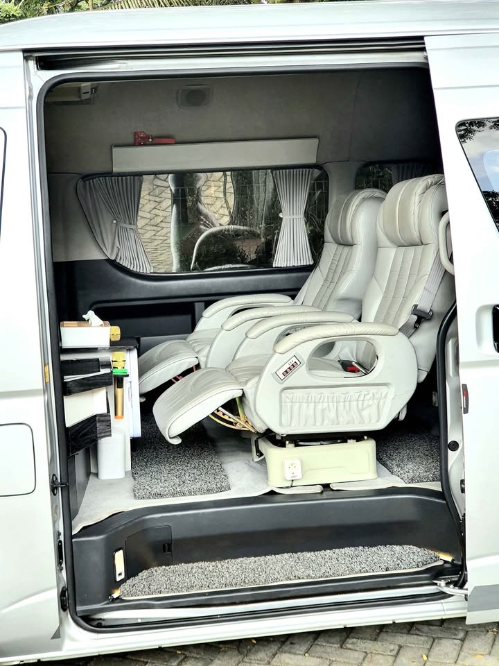 Toyota Hiace Luxury 10 seat Manual Diesel