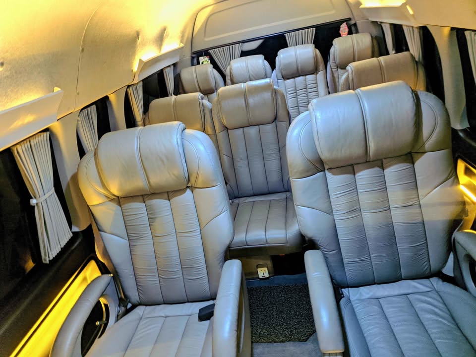 Toyota Hiace Luxury 10 seat Manual Diesel