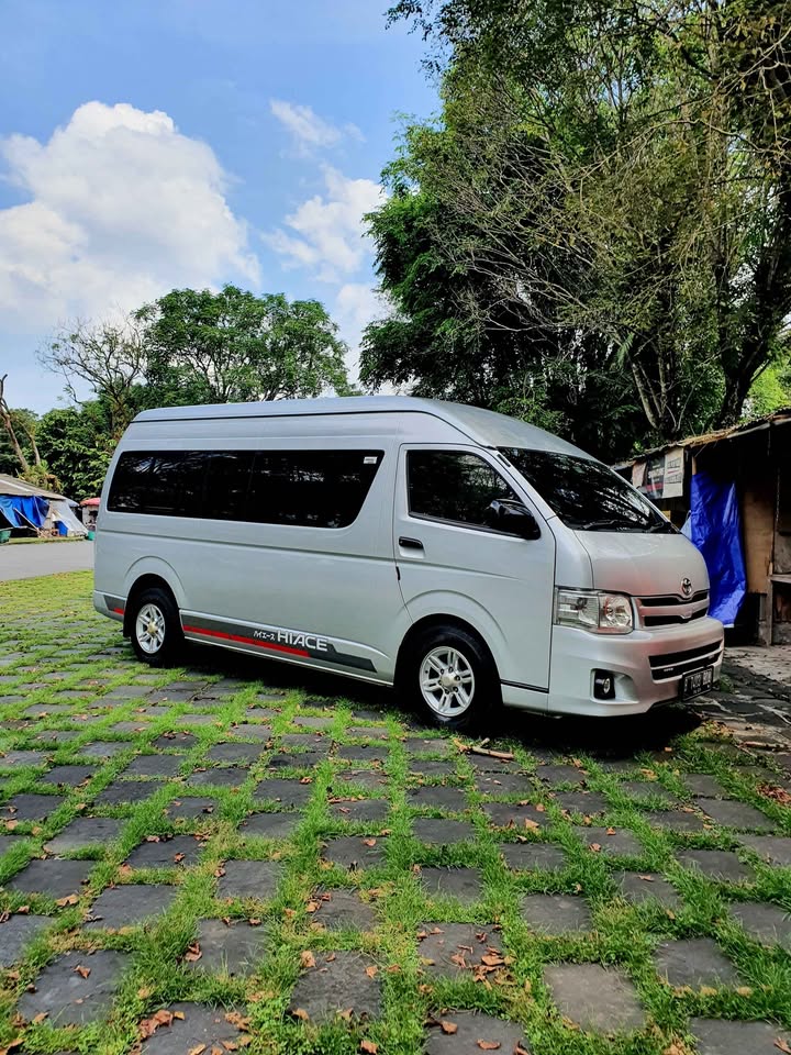 Toyota Hiace Luxury 10 seat Manual Diesel