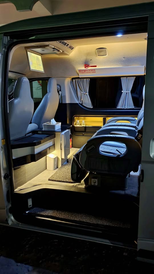 Toyota Hiace Luxury 10 seat Manual Diesel