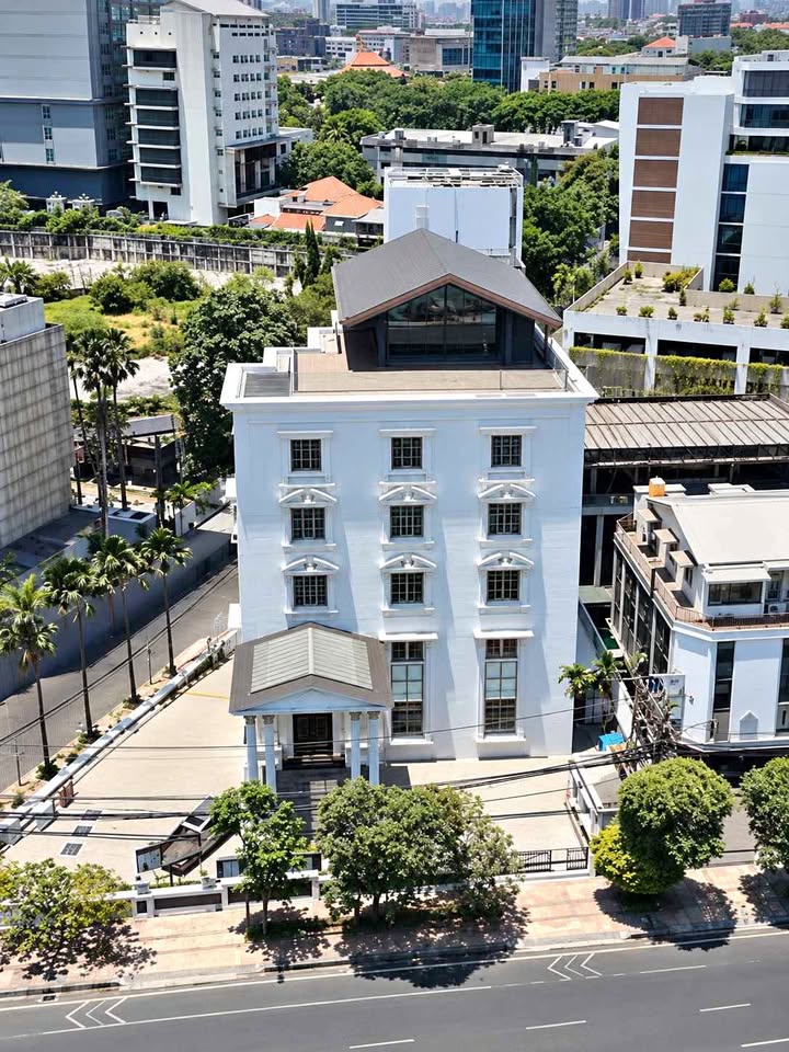 DISEWAKAN | GEDUNG PREMIUM BASUKI RAHMAT Surabaya Pusat — Strategic Business District
