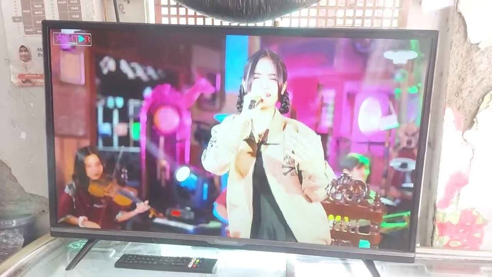 Tv smart Android changhong 32in dan remot Minus garis