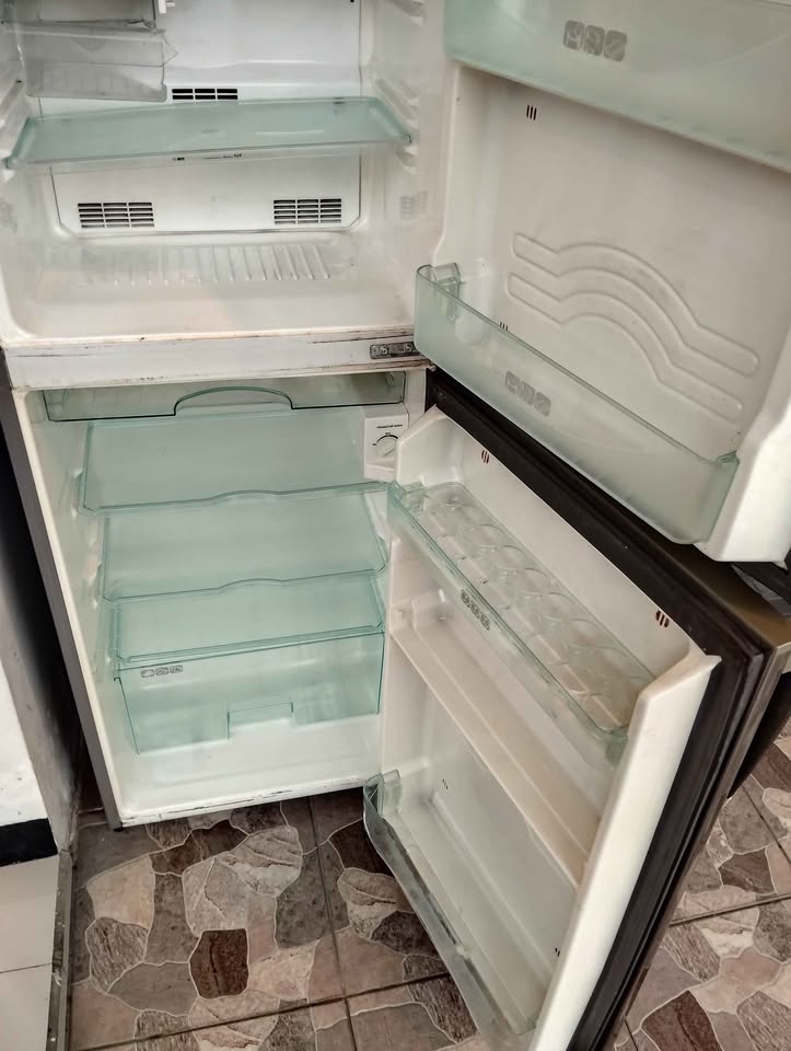 Kulkas Sharp 2 Pintu Kondisi Normal