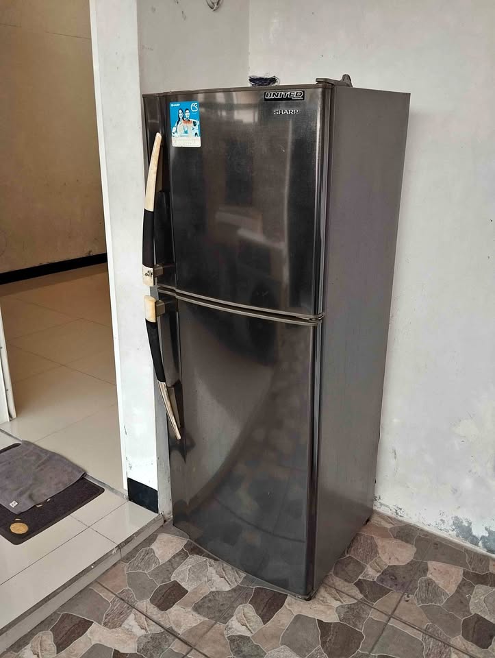 Kulkas Sharp 2 Pintu Kondisi Normal